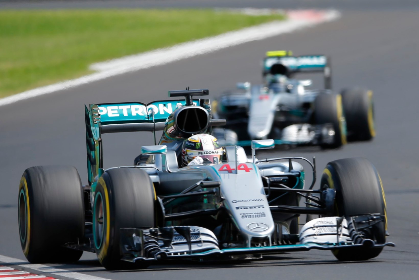 Lewis Hamilton võidutses Ungaris ja tõusis sarja liidriks