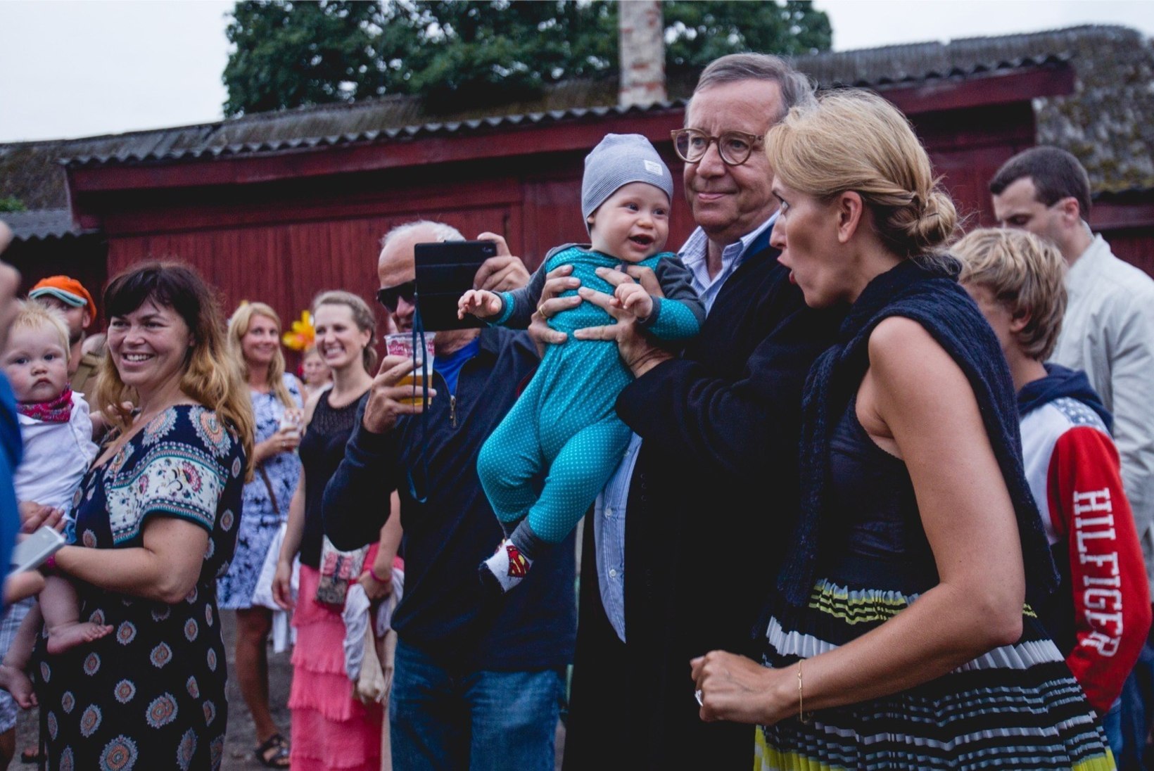FOTOUUDIS | ARMAS VAATEPILT: Ilvesed lõbustasid Viljandis folgikülastajate last