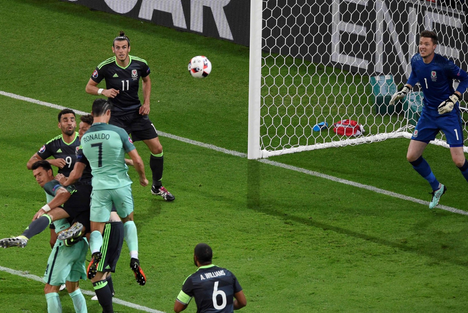 ÕHTULEHT LYONIS | Ronaldo lõi padrunid letti, kõmmutas Walesi auklikuks ja Portugali finaali!