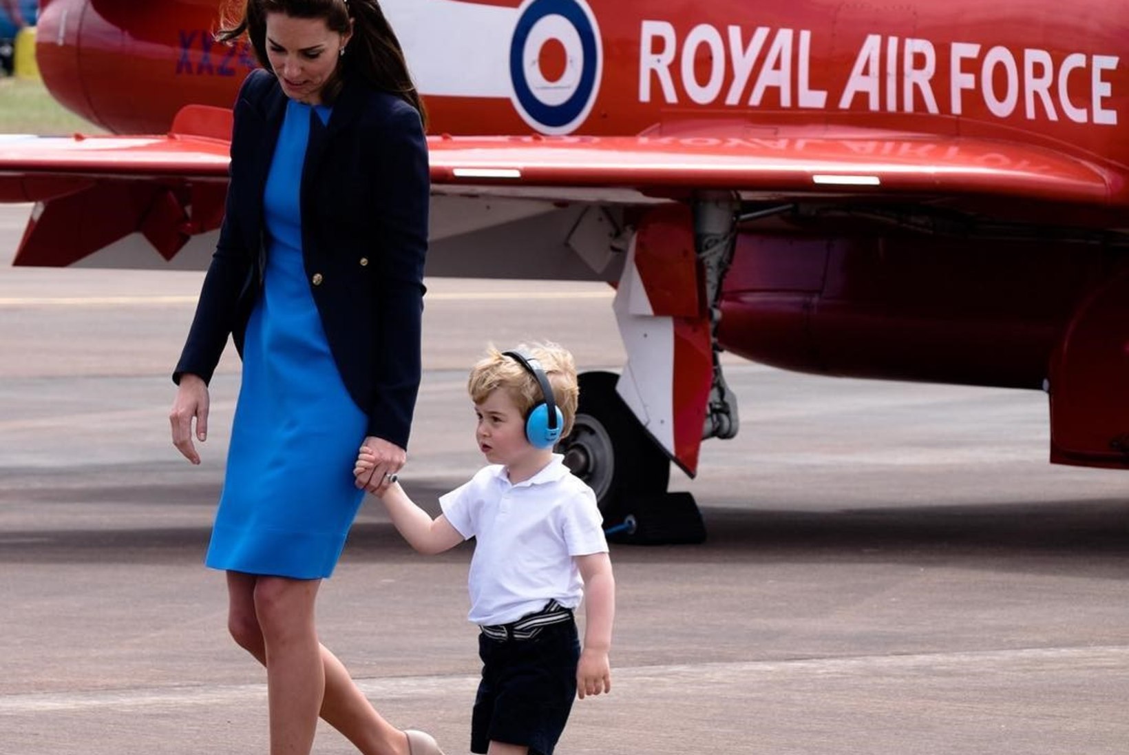FOTOD | Pisike prints George uudistas koos emme ja issiga lennukeid