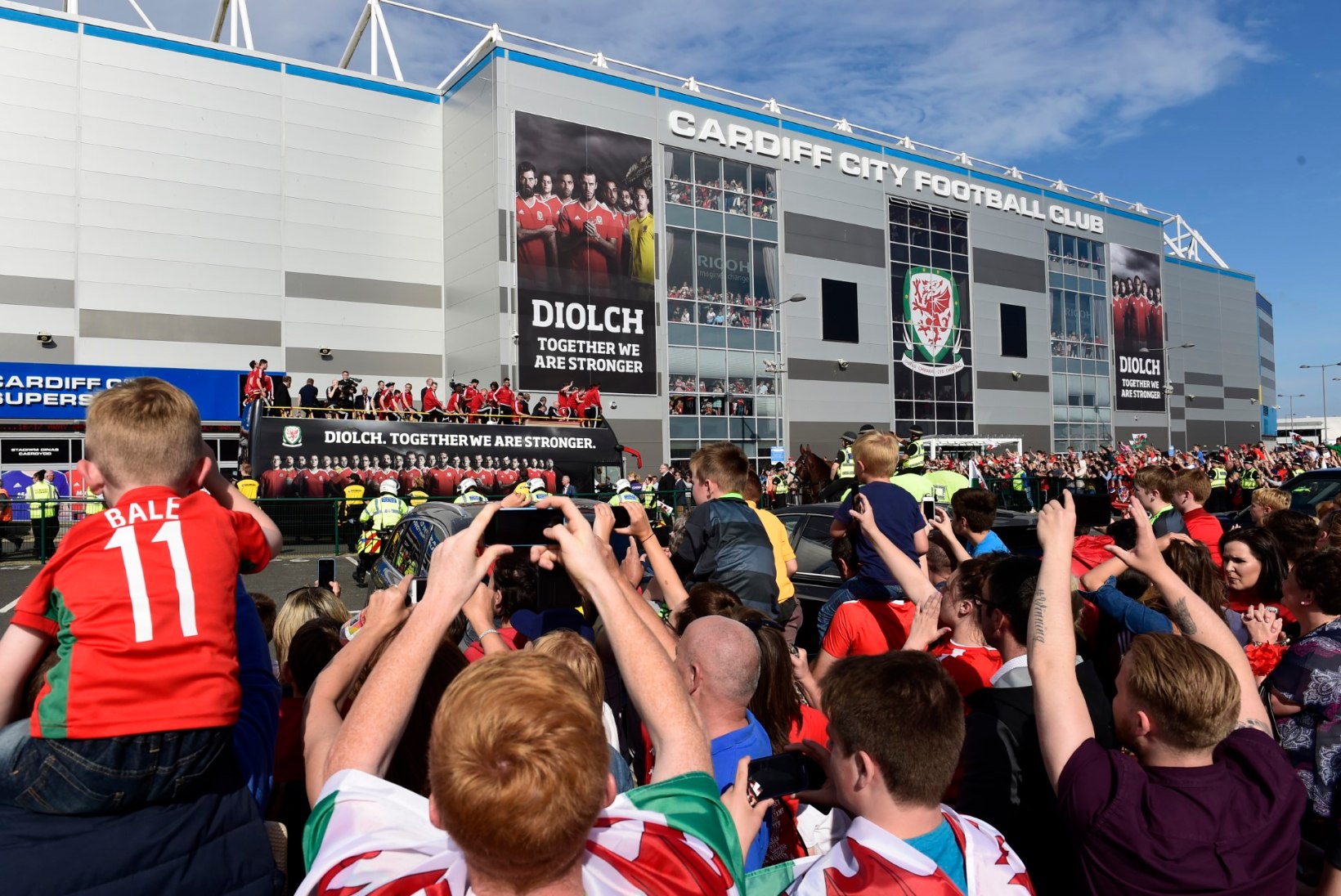 VIDEOD | Jalgpalli EMilt koju naasnud Walesi jalgpallimeeskonda tervitas 30 tuhat fänni