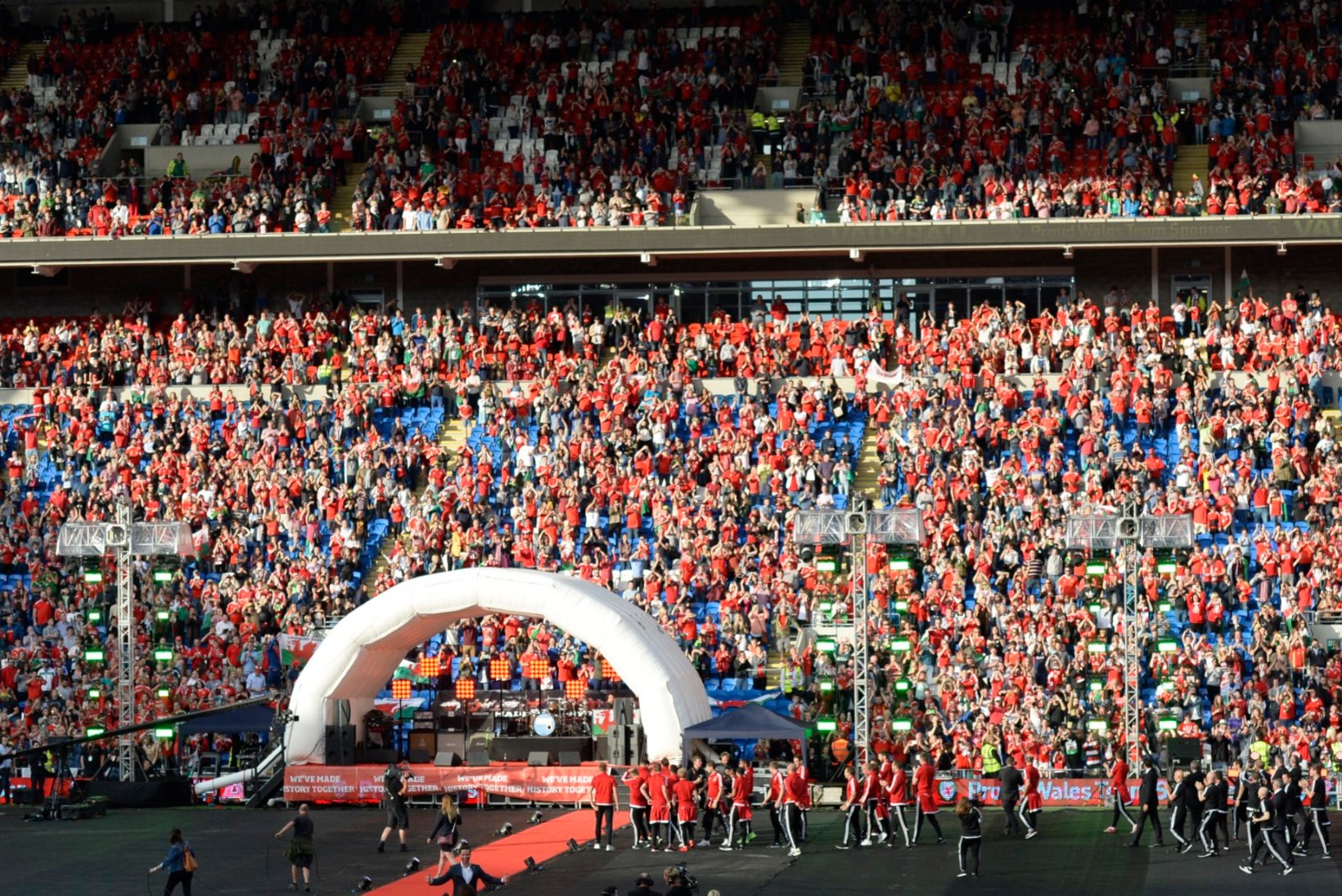 VIDEOD | Jalgpalli EMilt koju naasnud Walesi jalgpallimeeskonda tervitas 30 tuhat fänni