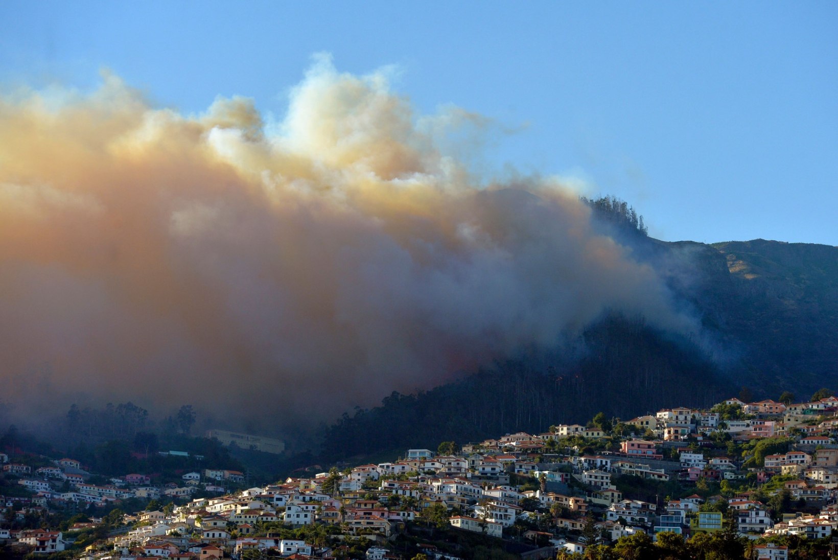 FOTOD | Madeiral jõudis laastav maastikupõleng linna, hukkunud on mitu inimest
