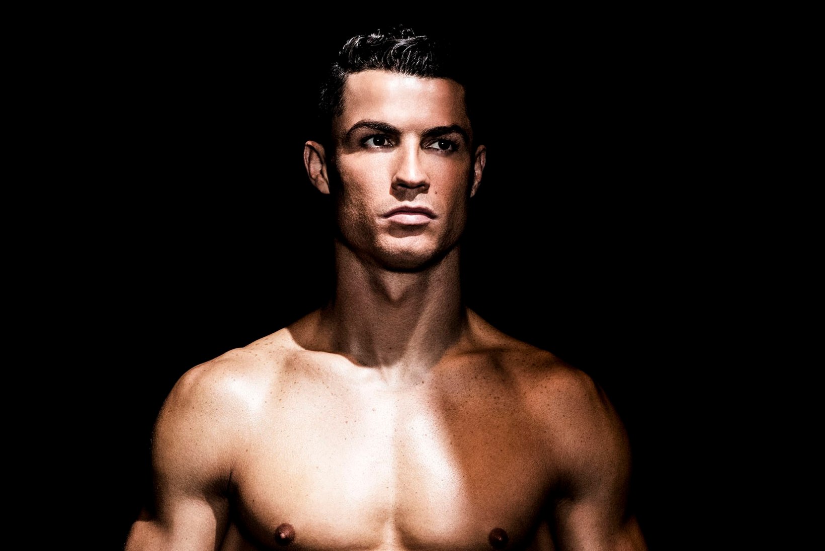 NAISED, SULAGE! Ronaldo näitas uusimat meeste pesumoodi