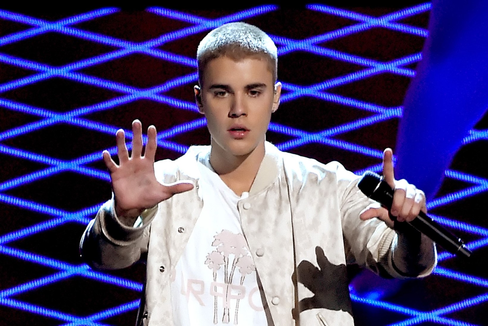 Justin Bieber lõi singlitega 30 aastat vana edetabelirekordi