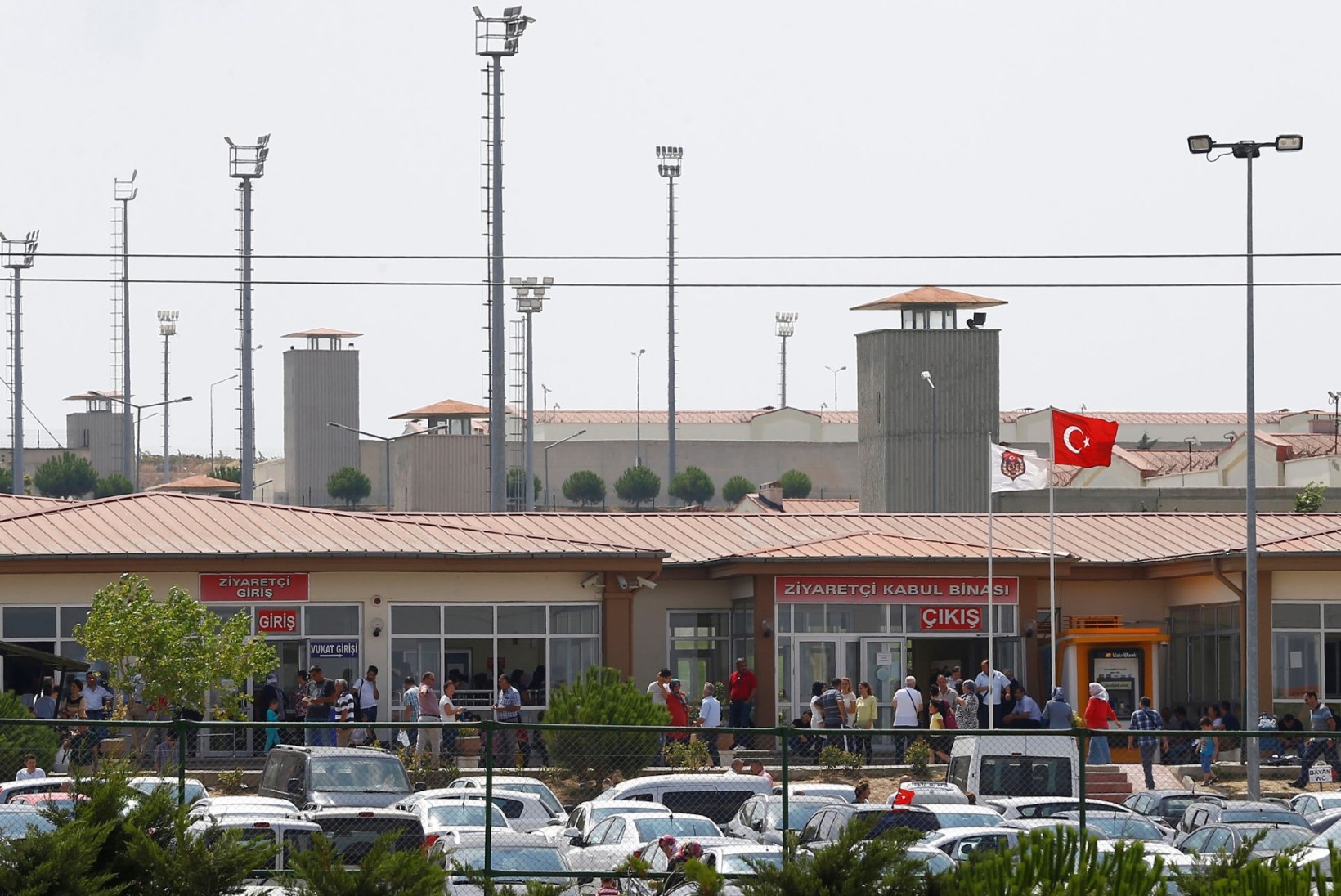 VANGLATES NAPIB RUUMI? Türgi laseb vabaks 38 000 vangi