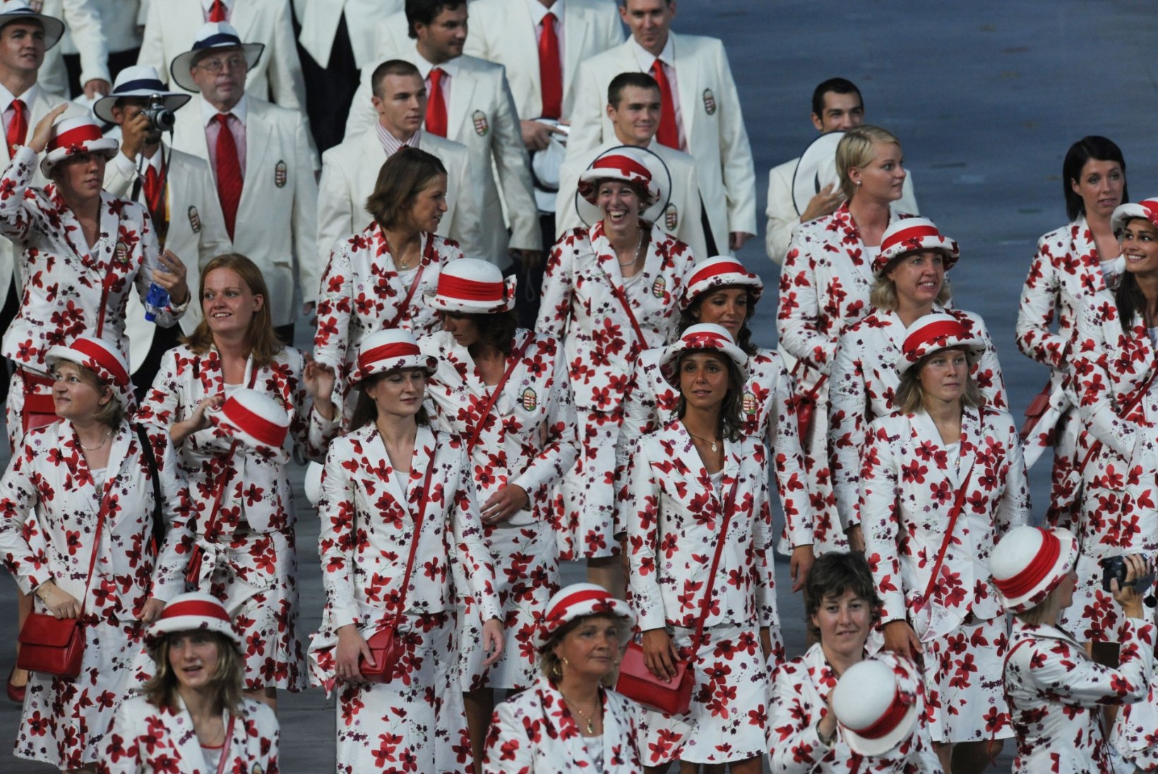Jõuluvanakuued, piiskopi peakatted ja teised veidrused, mida sportlased on olümpial kandnud