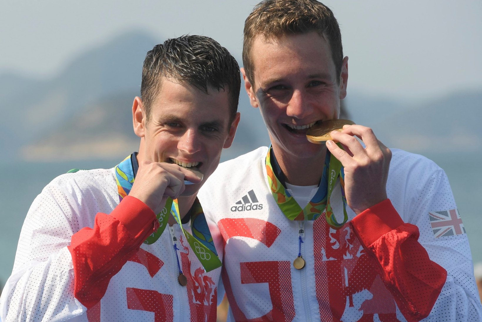 SÜDAMLIKUD FOTOD | Briti vennad võtsid olümpiatriatlonil kaksikvõidu