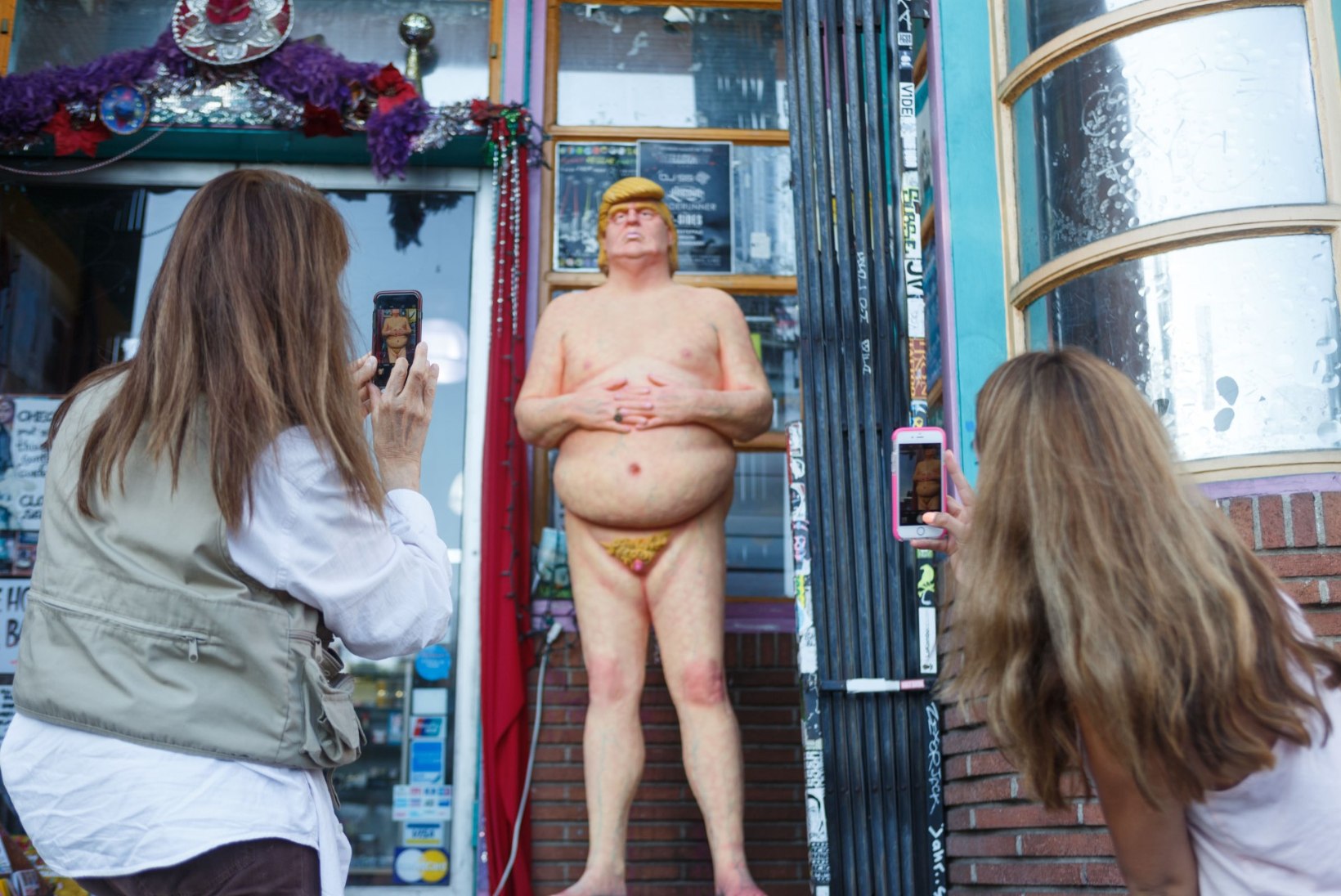 Ameerikas löövad laineid alasti Trumpi kujutavad skulptuurid