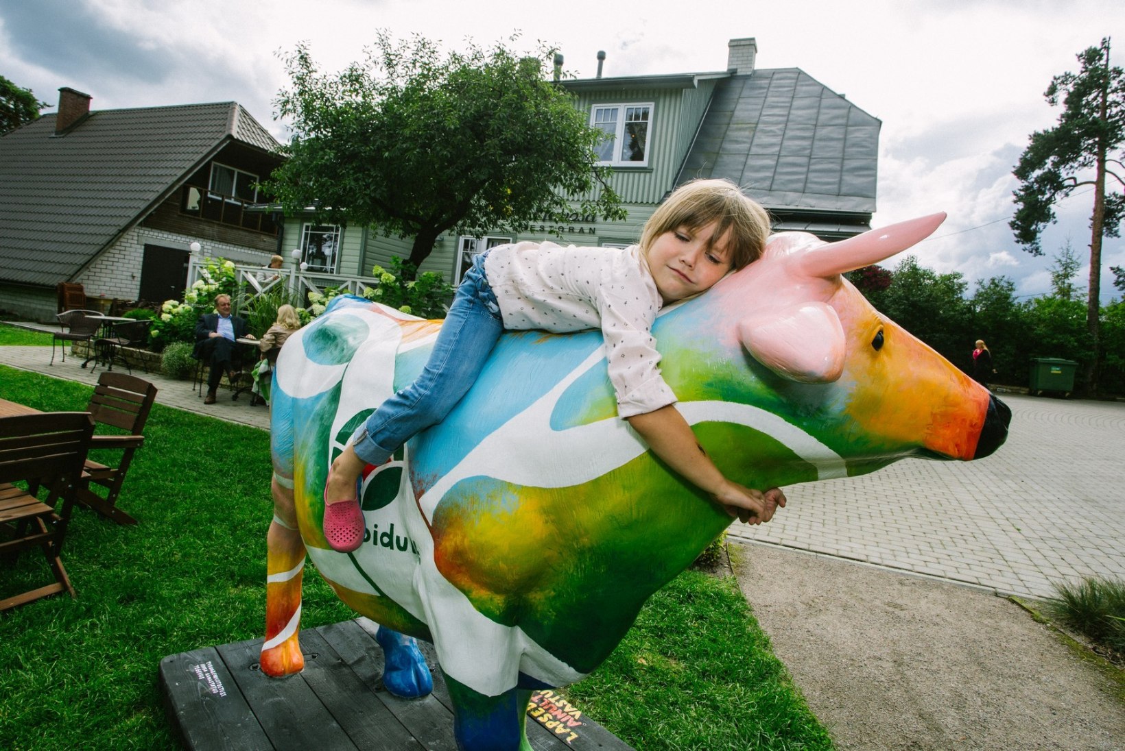 Värviline lehm kutsub piimatooteid tarbima, veganid peavad kampaaniat eksitavaks