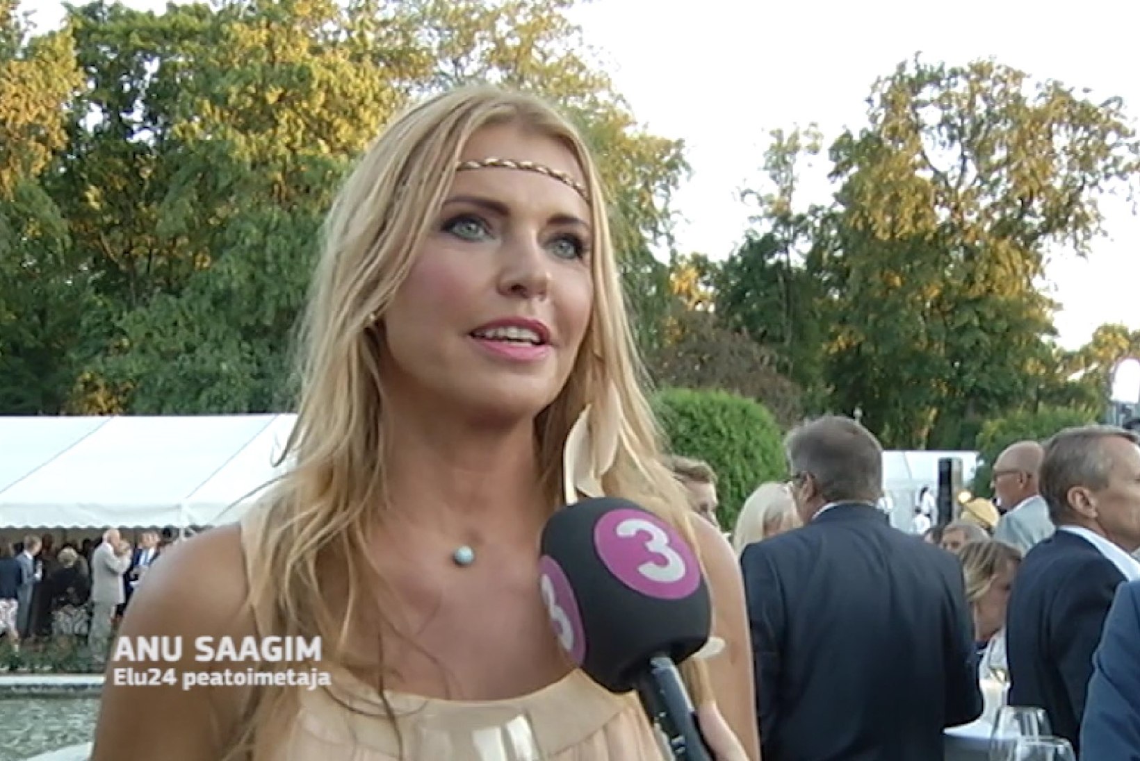 TV3 VIDEO | Vaata, kuidas Anu Saagim muljetas Kadrioru roosiaias ning testis Ieva Ilvese eesti keele oskust!