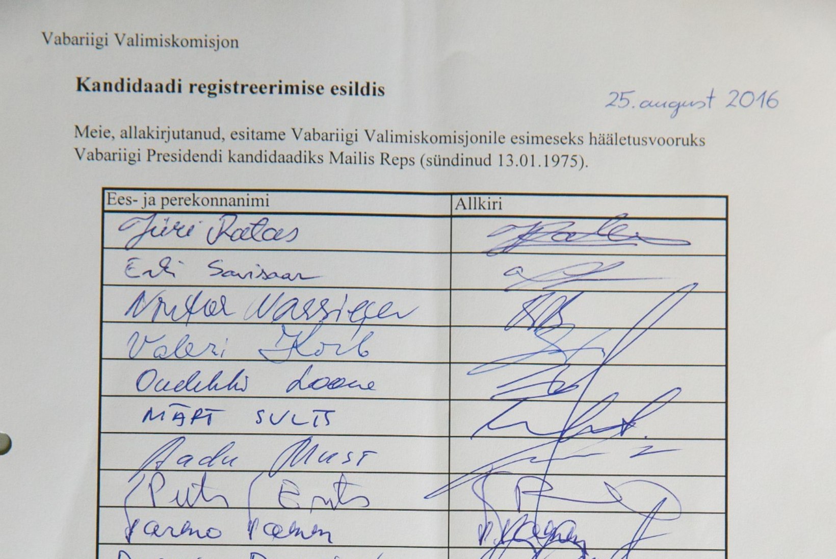FOTOD | Simson andis Repsi toetusallkirjad valimiskomisjonile üle