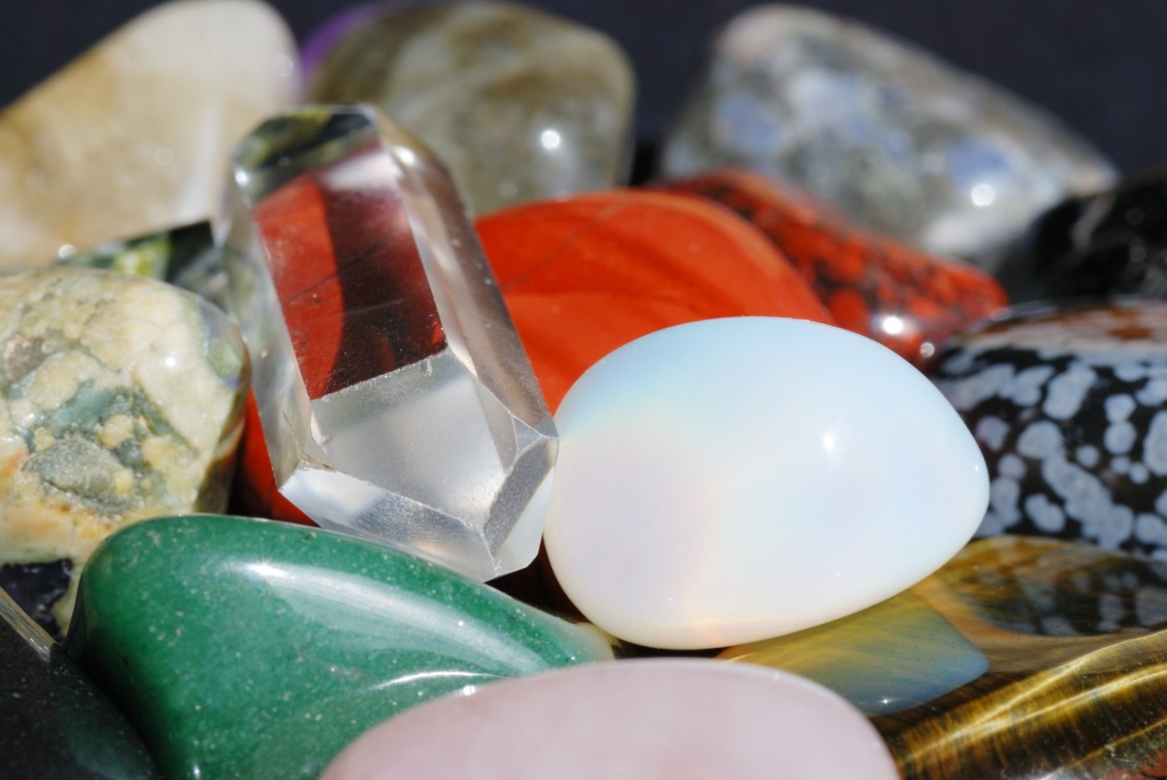 ARMASTUS JA KÜLLUS SINU TÄHEMÄRGILE: millised kristallid sobivad Jäärale ja Sõnnile?