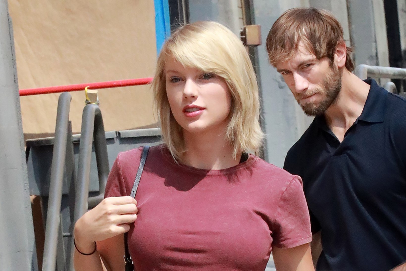 FOTOD | Kas Taylor Swift on tõesti lasknud enda rinnapartiid suurendada?