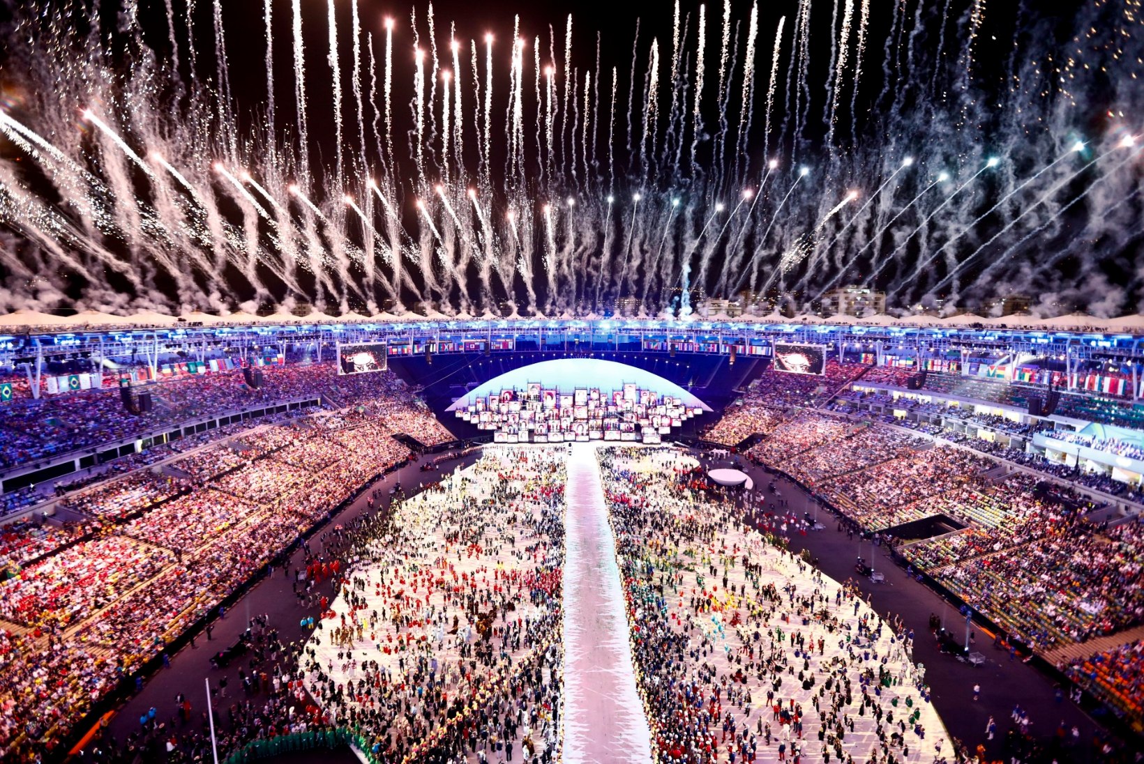 KAE NURJATUID! Inimesed võrdlesid avatseremoonia säras olümpiastaadionit vagiinaga