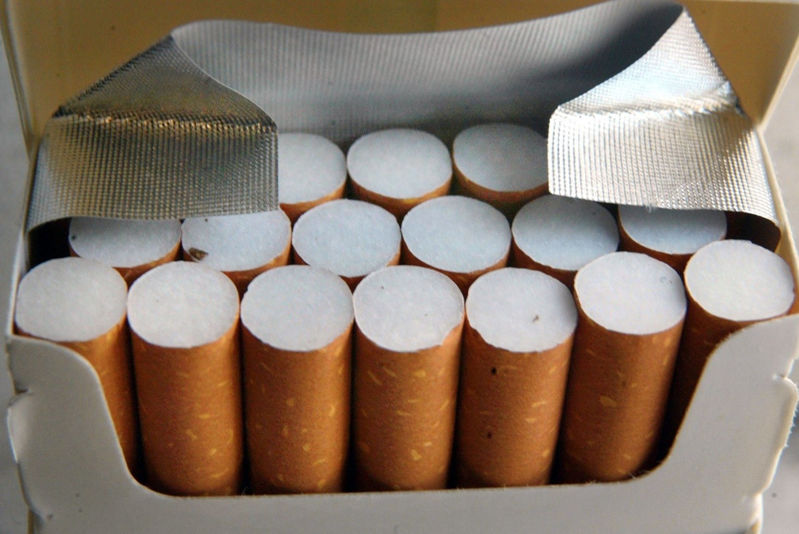 Suitsetajad pigis: uue kujundusega sigaretipakkidelt ei leia enam nikotiinisisalduse teavet