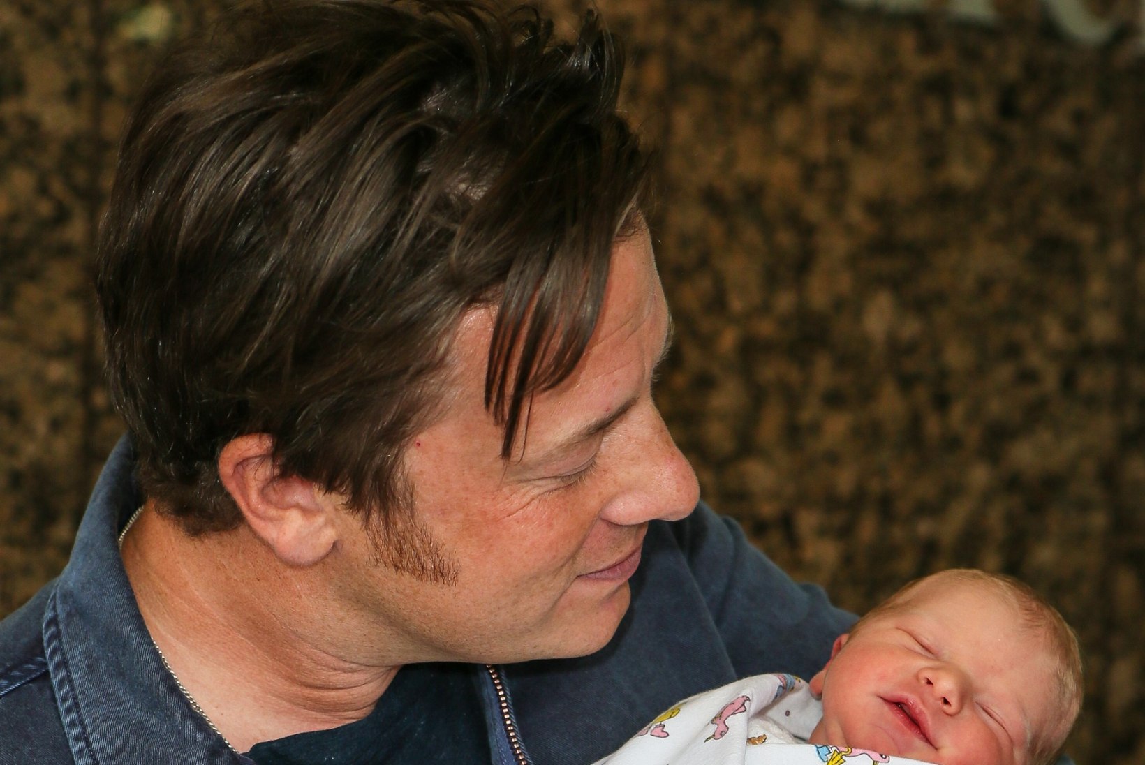 Jamie Oliver tunnistas, et tema viienda lapse nabanööri lõikasid läbi kaks vanemat tütart