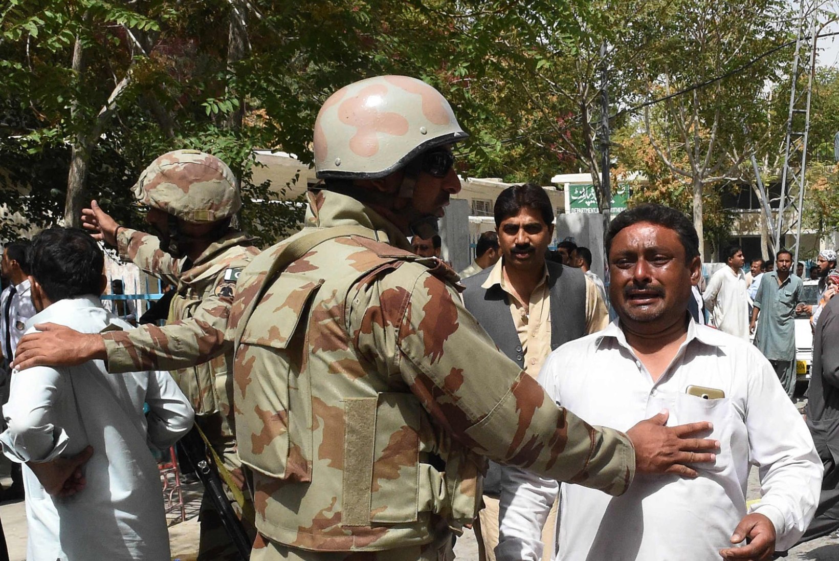 FOTOD | Pakistani haiglas õhkis enesetapja pommi, hukkus vähemalt 70 inimest