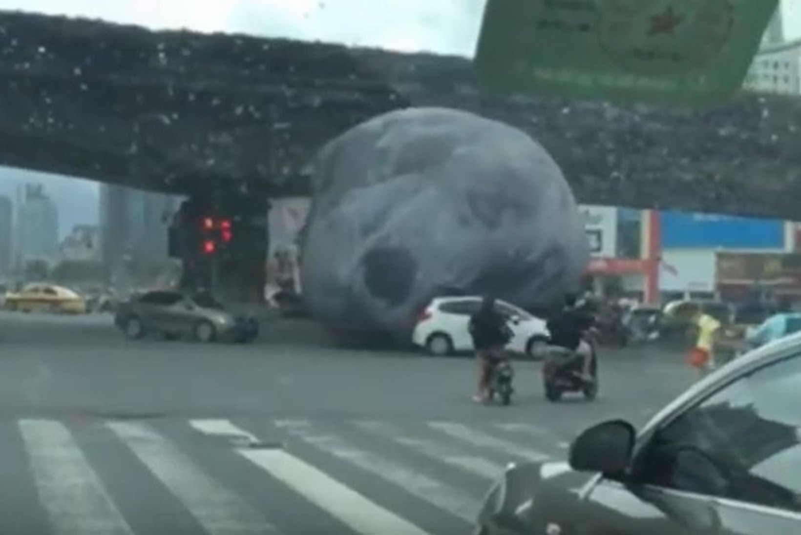 VIDEO JA FOTOD | Taifuun Meranti möllab: hiiglaslik Kuu-õhupall pääses linna mööda veerema
