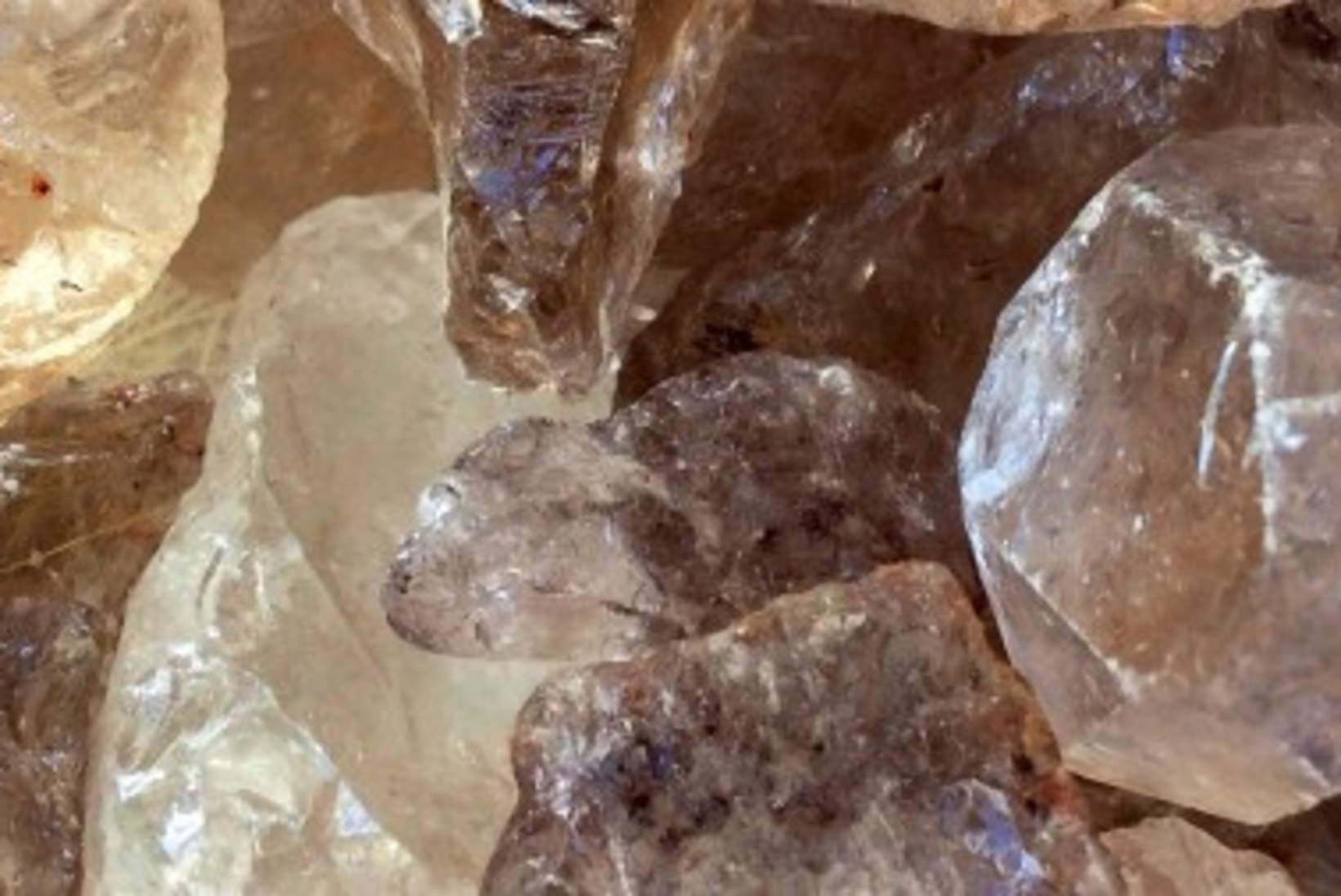 ARMASTUS JA KÜLLUS SINU TÄHEMÄRGILE: millised kristallid sobivad Kaaludele ja Skorpionile?