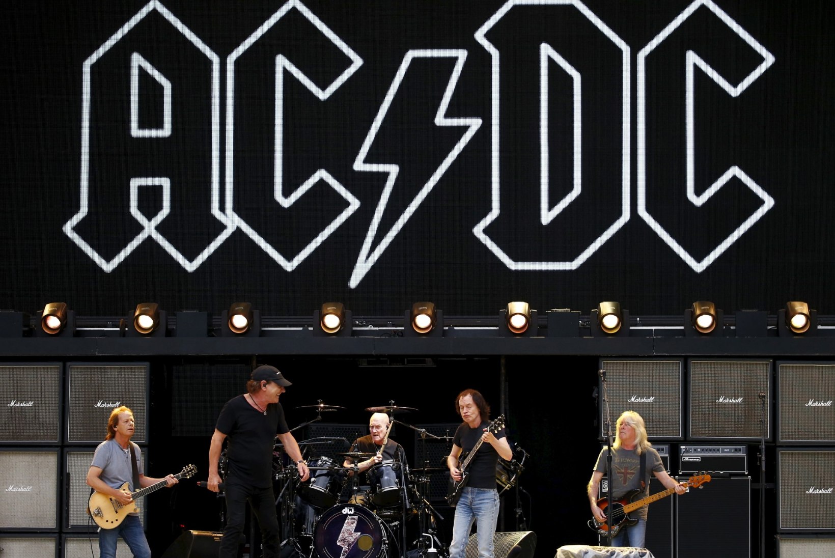 AC/DC laguneb: ka bassimees paneb ameti maha