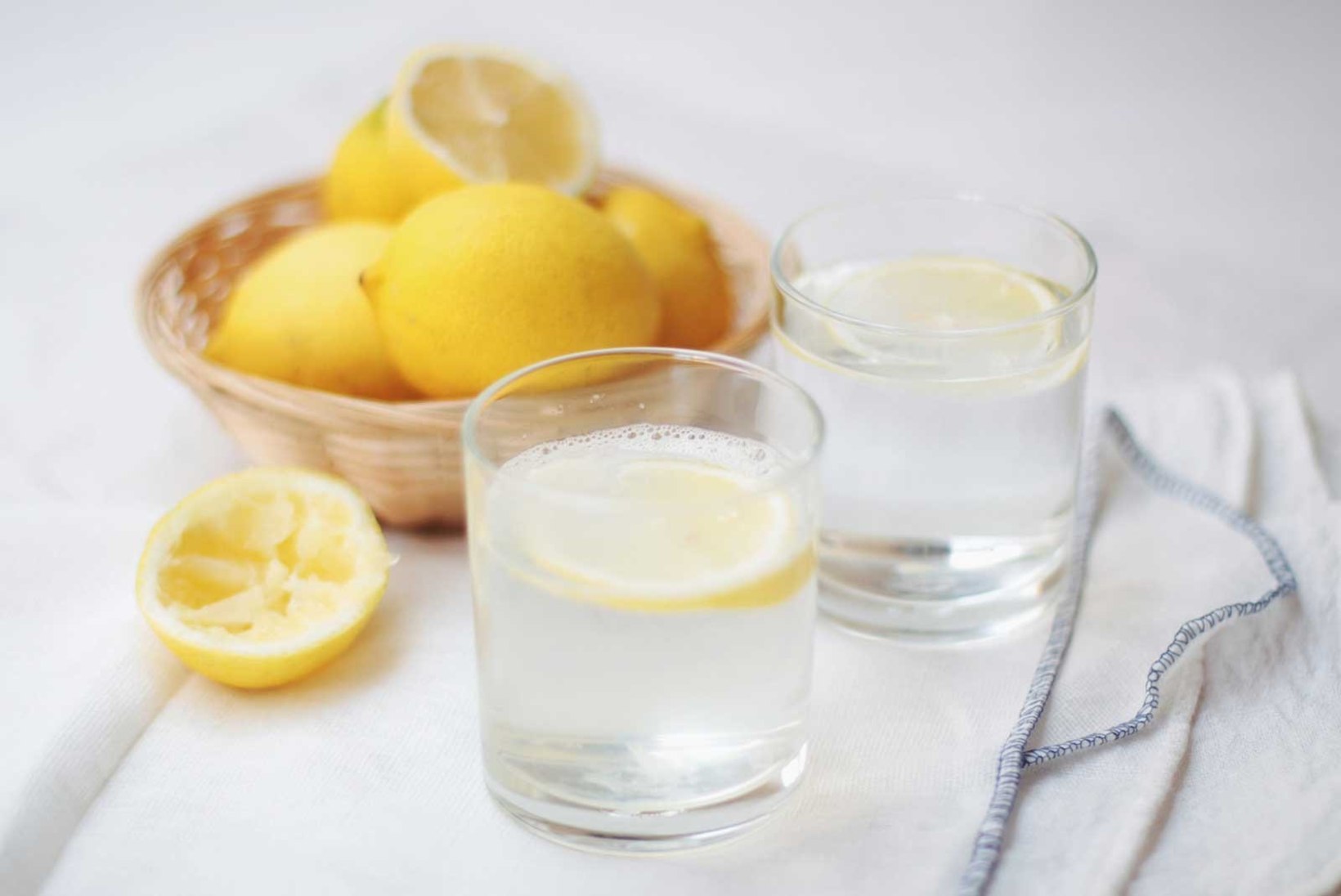 8 põhjust, miks algavat nädalat sidrunivee joomisega alustada 