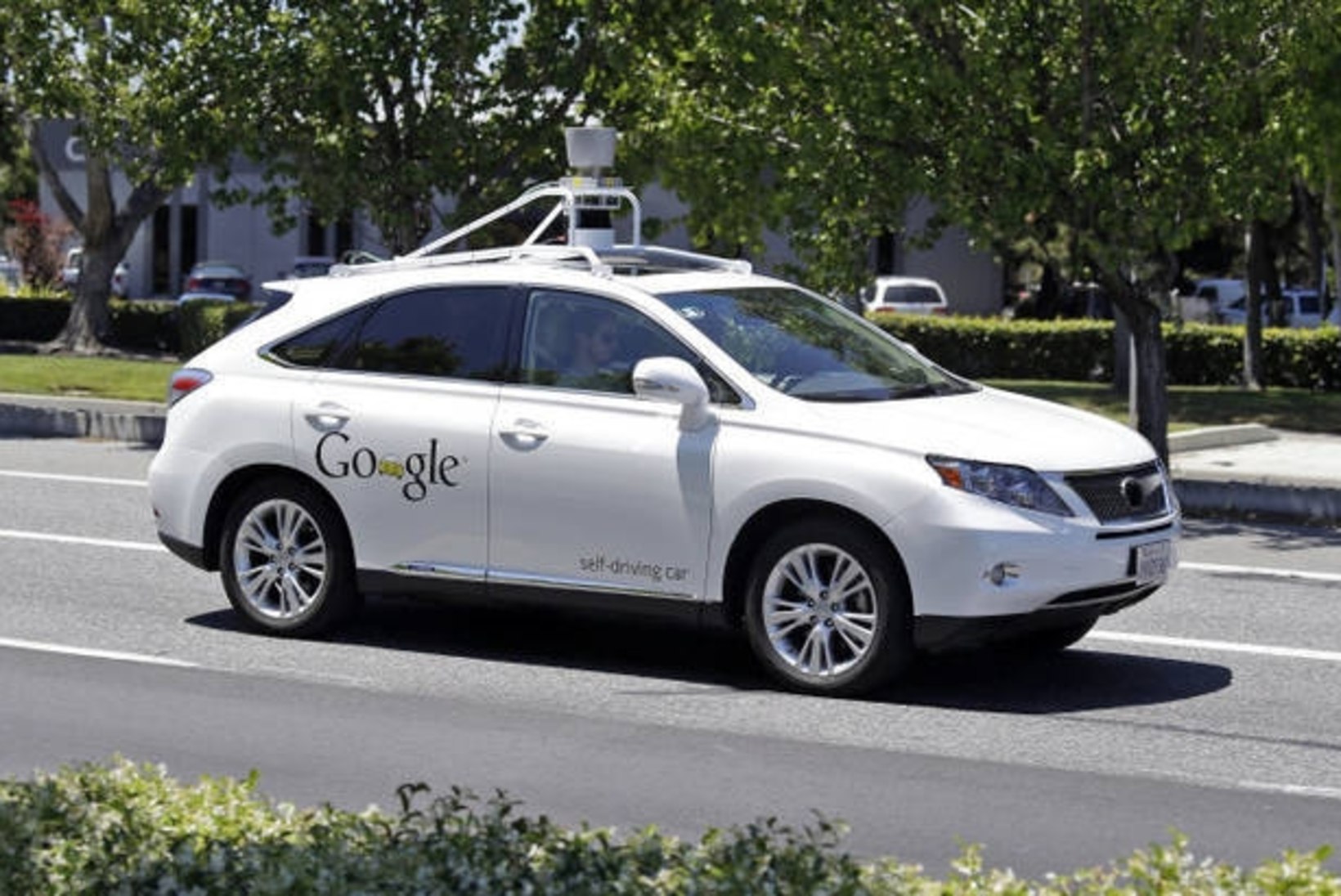 Google'i isesõitev auto sattus seni suurimasse õnnetusse
