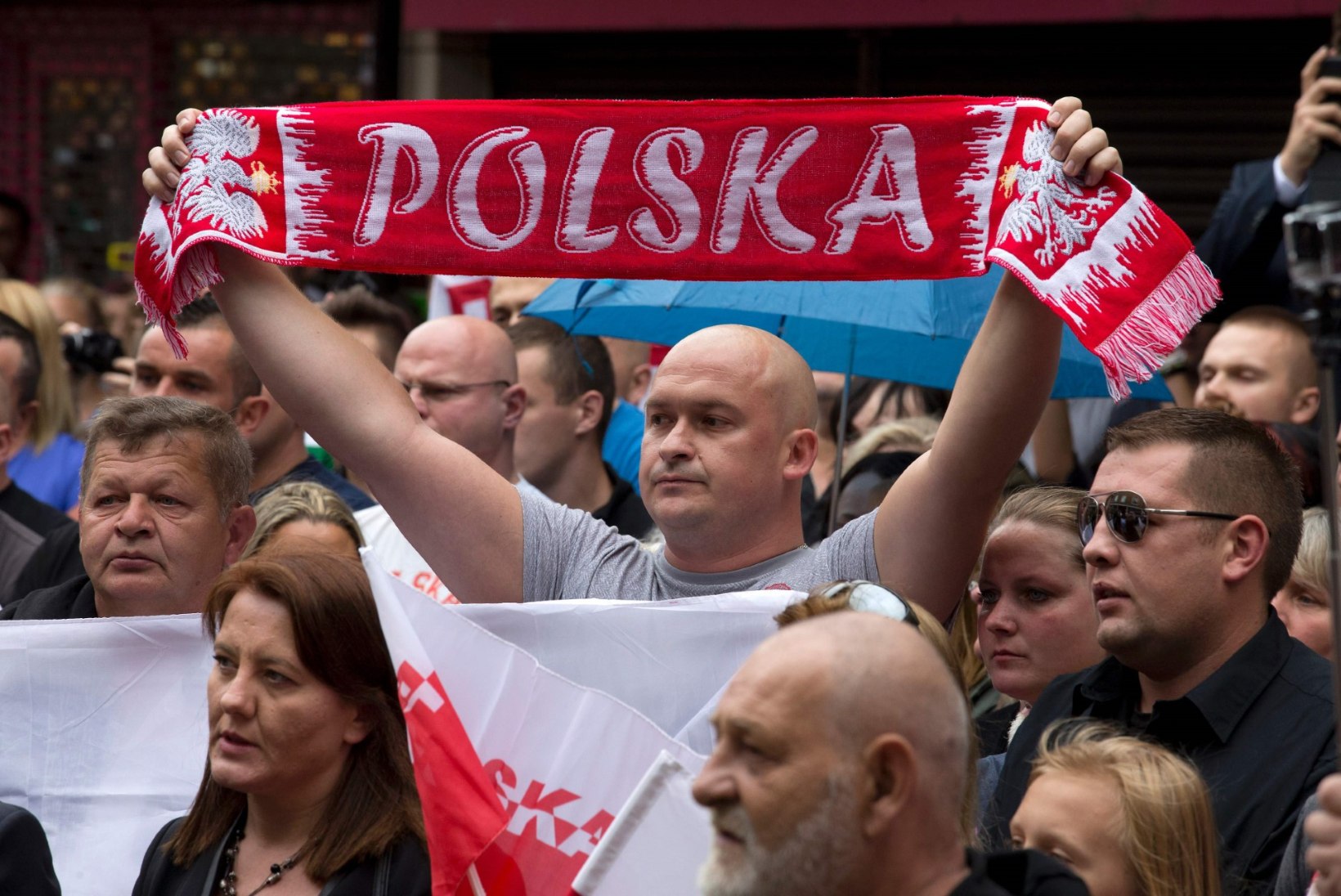 VÕÕRAVIHA KASV: Inglismaal tapetakse ja pekstakse poolakaid