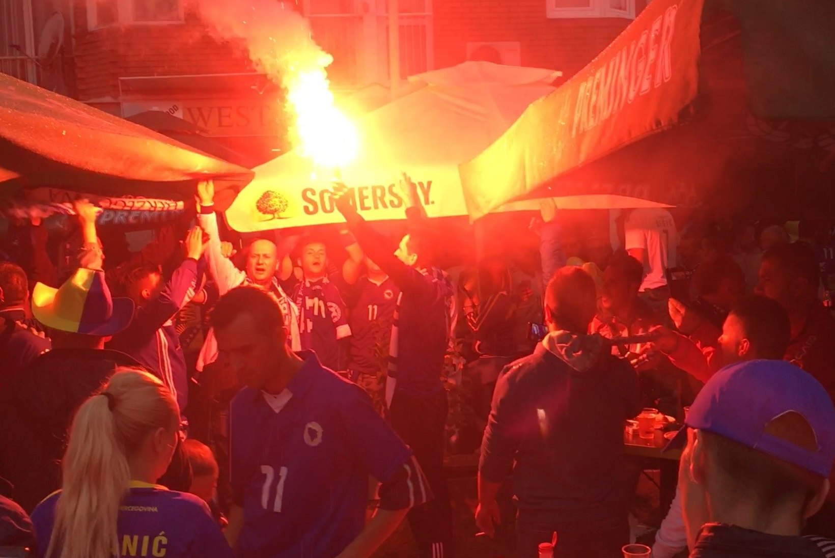 ÕHTULEHE VIDEO | Bosnia fännid panid Zenicas raketid põlema juba kaks tundi enne mängu!