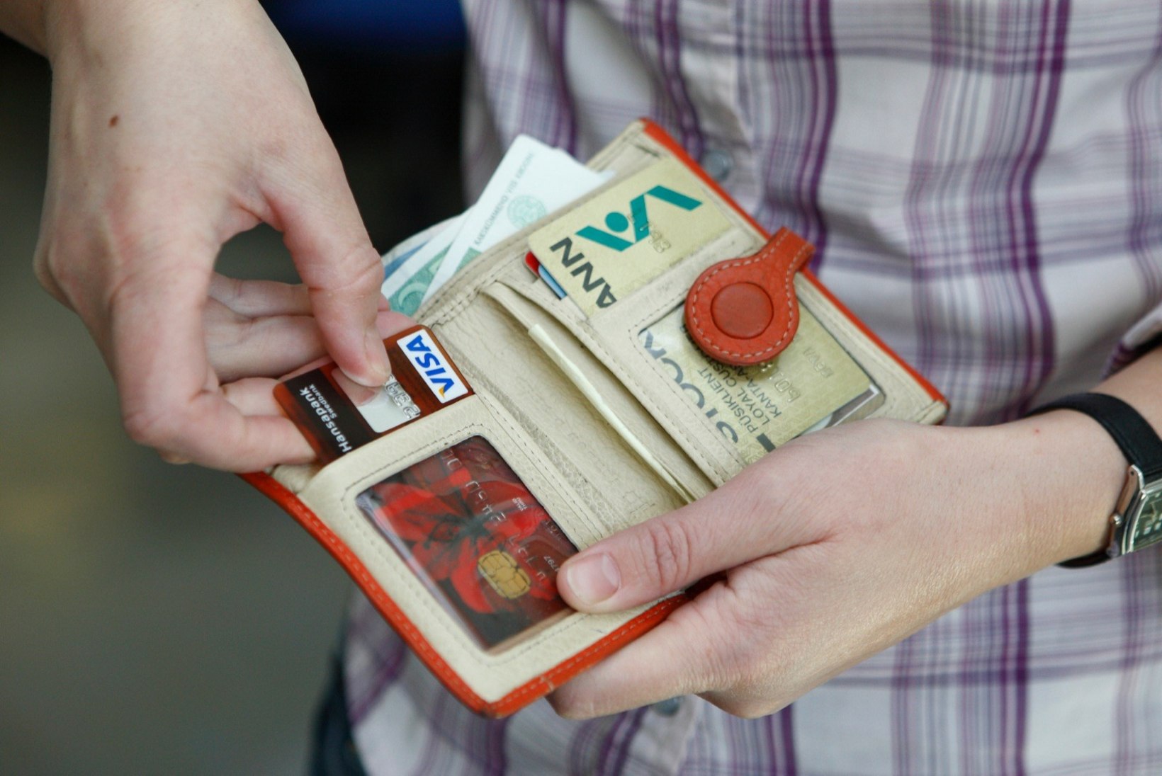 KOODID PEITU! Pikanäpumees pätsas vanataadi pangakaardilt 640 eurot sularaha