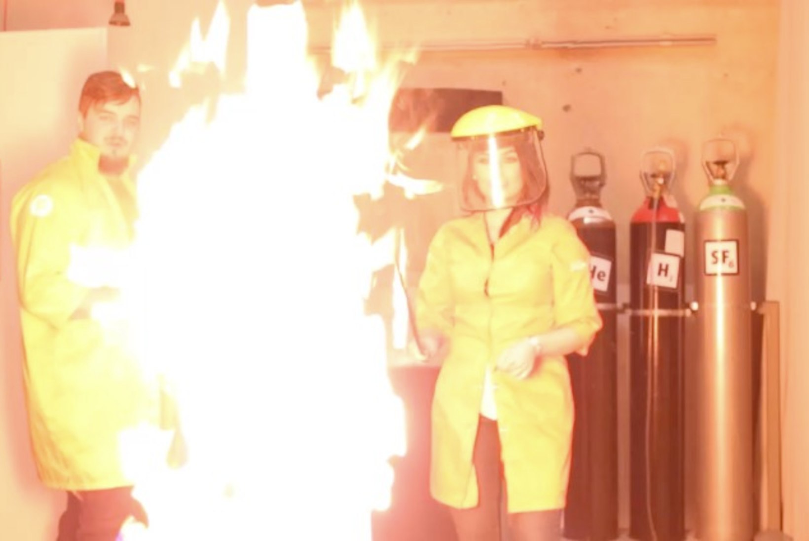 VIDEO | JULGE TÜDRUK: Grete Klein ehk "Padjaklubi" Laura pani käed põlema 