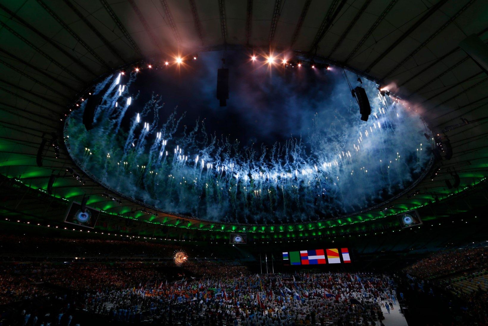 ŠOKEERIVAD FOTOD | Legendaarne Brasiilia jalgpallistaadion on vaid mõned kuud pärast Rio olümpiat maha jäetud ja kohtuvas seisus 