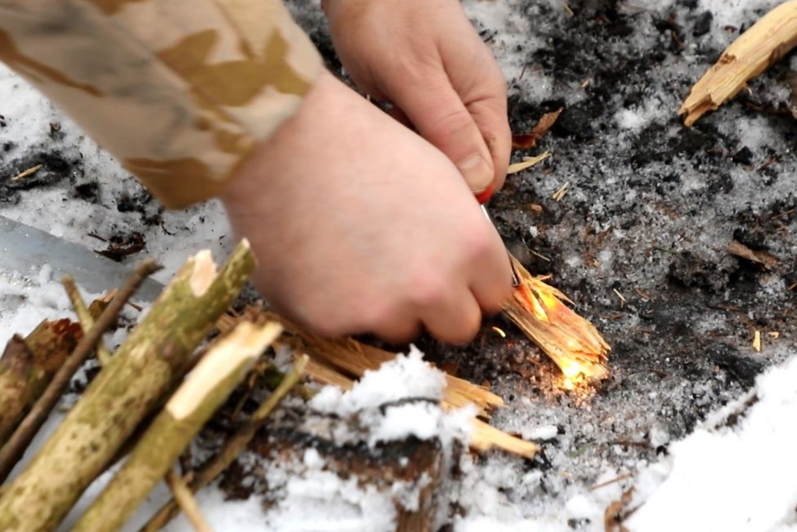 ÕHTULEHE VIDEO | 21. SAJANDI METSAVENNAD III: kuidas saada metsas lõke põlema vaid tulepulga abiga?