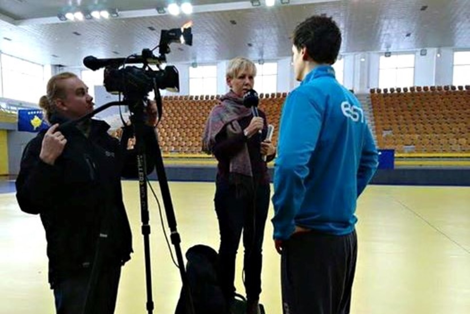 VAHVA KLÕPS | ETV spordireporter Aet Süvari käsipallurit intervjueerimas