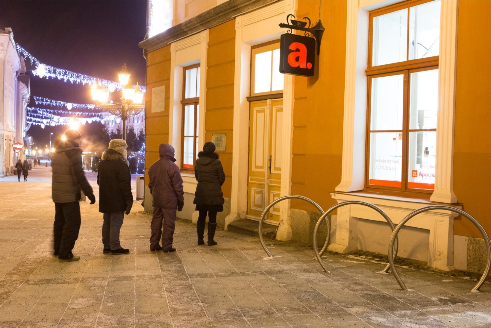 FOTOD | Pikad apteegijärjekorrad nii Tallinnas kui Tartus! Miks tuppa sooja ei lubata?