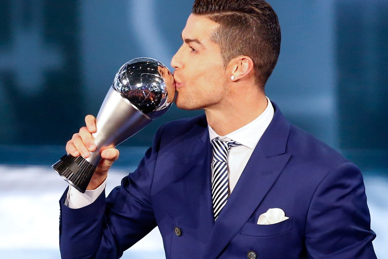 MEELEOLUKAS GALERII | Cristiano Ronaldo valiti imekauni Eva Longoria juhtimisel ka FIFA poolt 2016. aasta parimaks jalgpalluriks