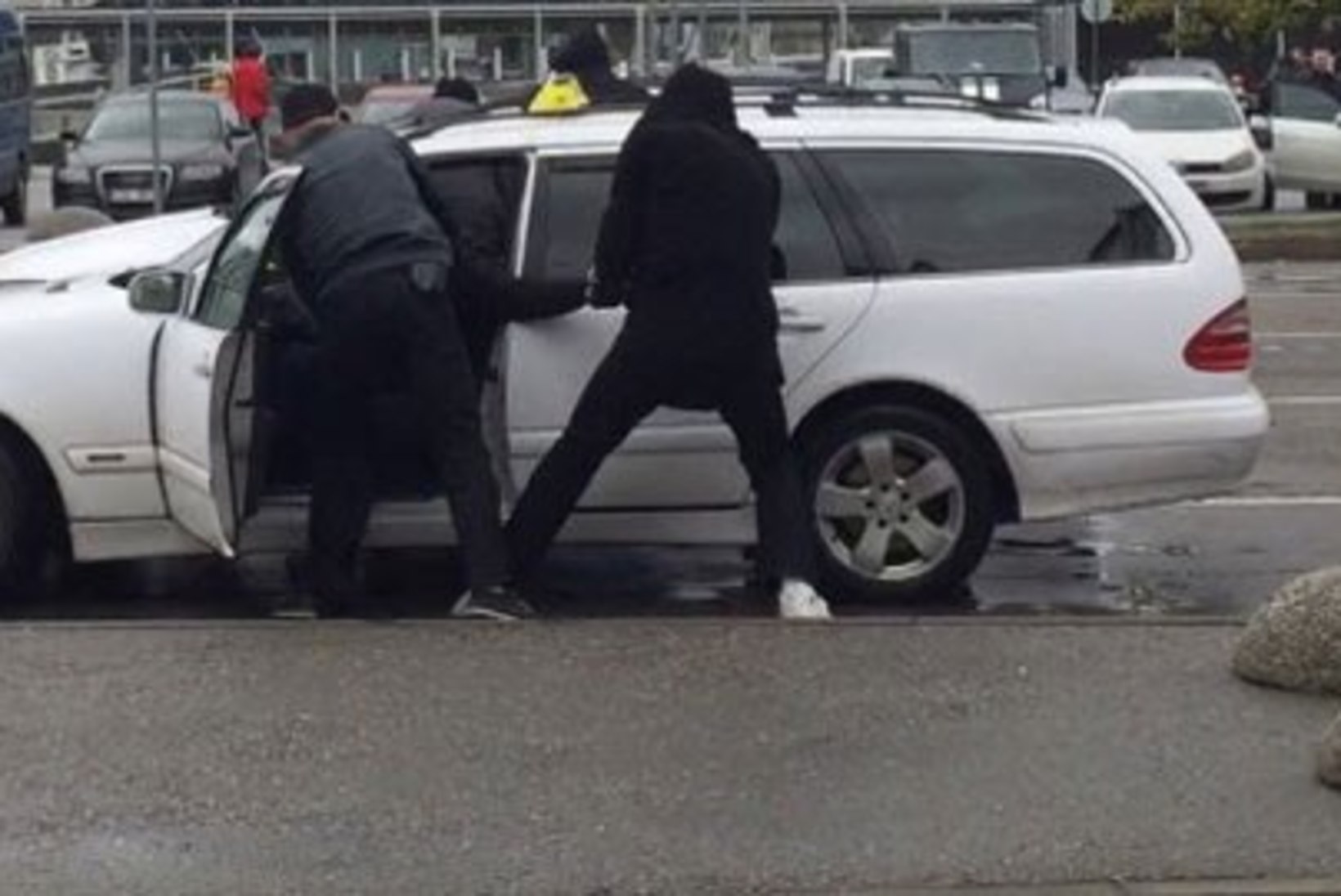 VIDEO | „Pealtnägija”: Politsei võttis jõuga kinni Tallinna nn taksomaffia kümmekond liiget