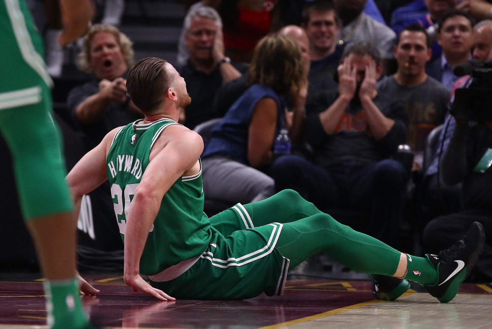 VÕIGAS VIDEO | Boston Celticsi tähtmängija murdis hooaja avamängus pahkluu