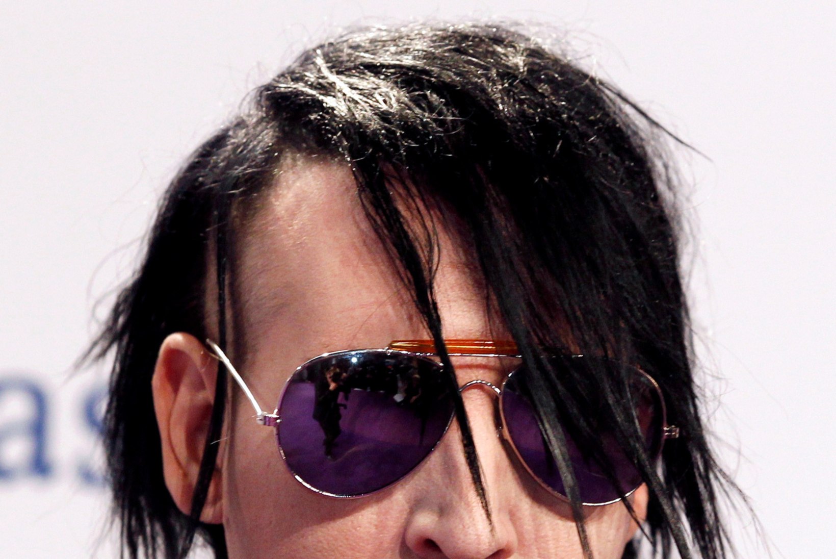 VIDEO | Šokirokkar Marilyn Manson jäi raske lavadekoratsiooni alla