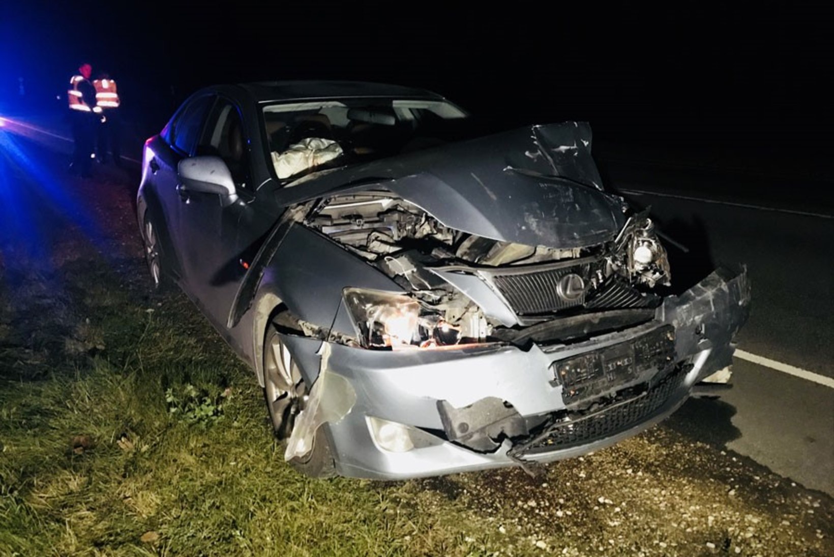 FOTOD | Voose teeristis paiskas Lexus Kia kraavi, kolm inimest viidi haiglasse