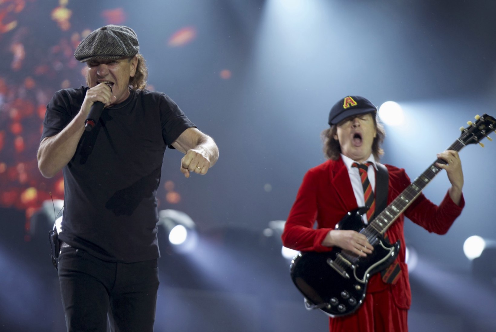 AC/DC rokkarid leinavad oma produtsendist venda