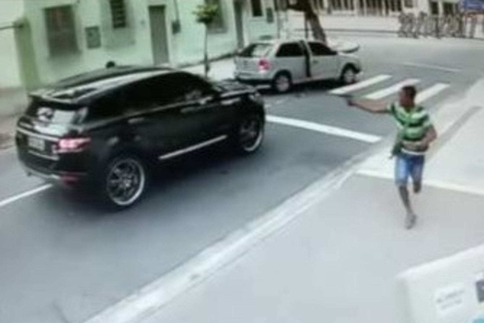 VIDEO | Brasiilia koondise väravavahilt varastati relva ähvardusel auto