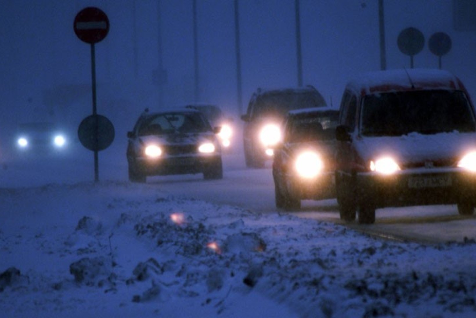 ILMATEENISTUS HOIATAB: kagutorm piitsutab lume, lörtsi ja vihmaga, liiklusolud lähevad hulluks