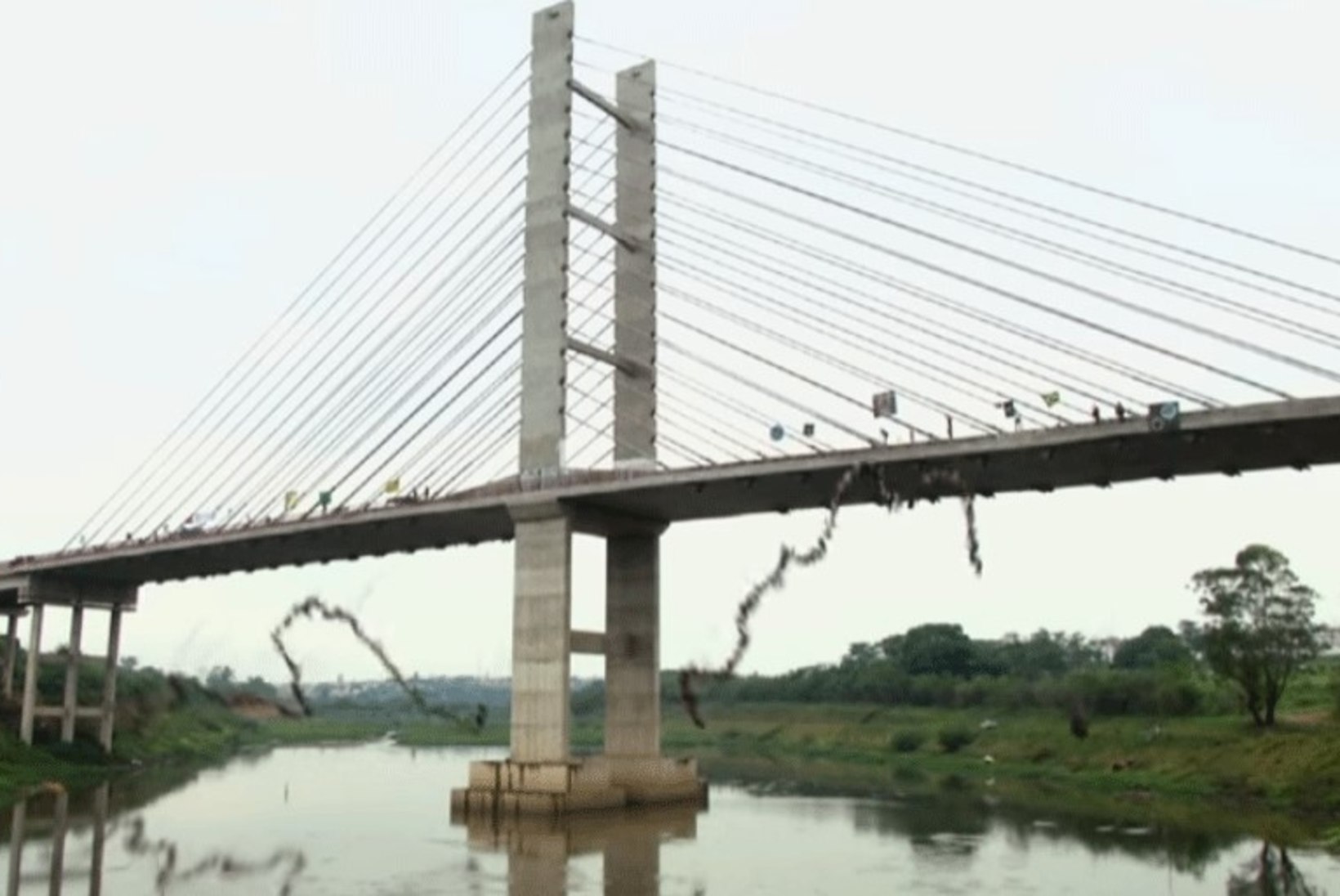VIDEO | Brasiilias tehti benji-hüppe rekord: sillalt hüppas korraga alla 245 inimest