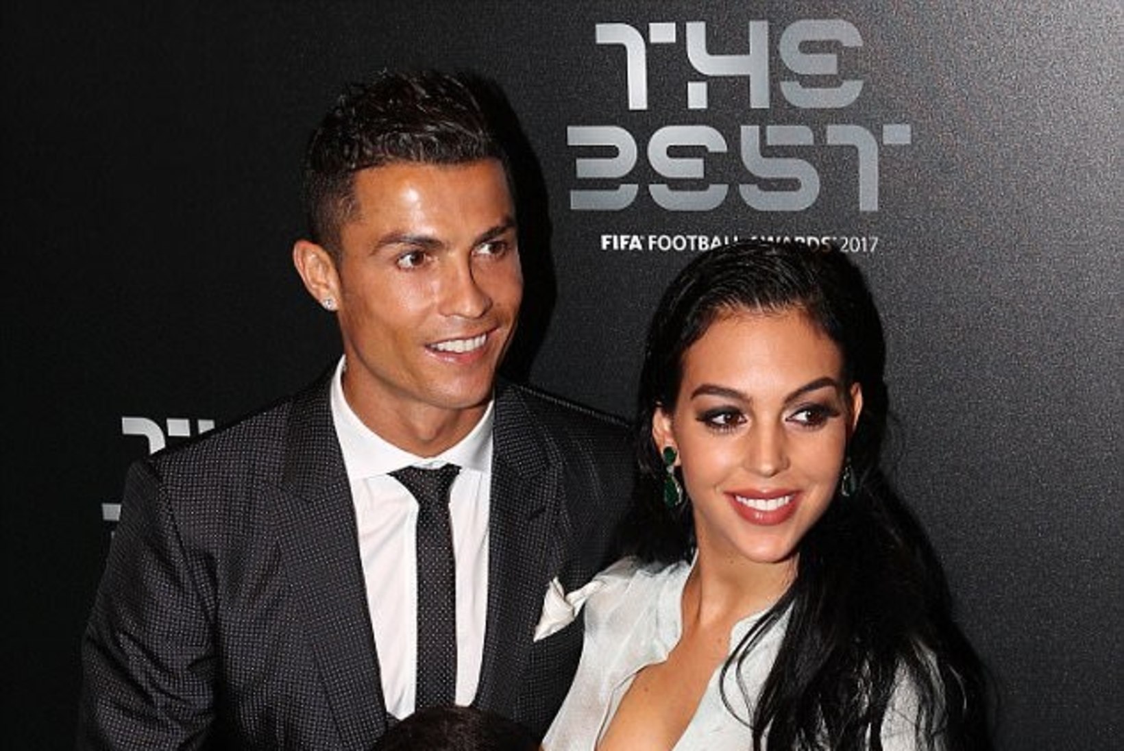 MÖLAKAS?! Portugali meedia süüdistab maailma parimat jalgpallurit Cristiano Ronaldot oma raseda tüdruksõbra petmises