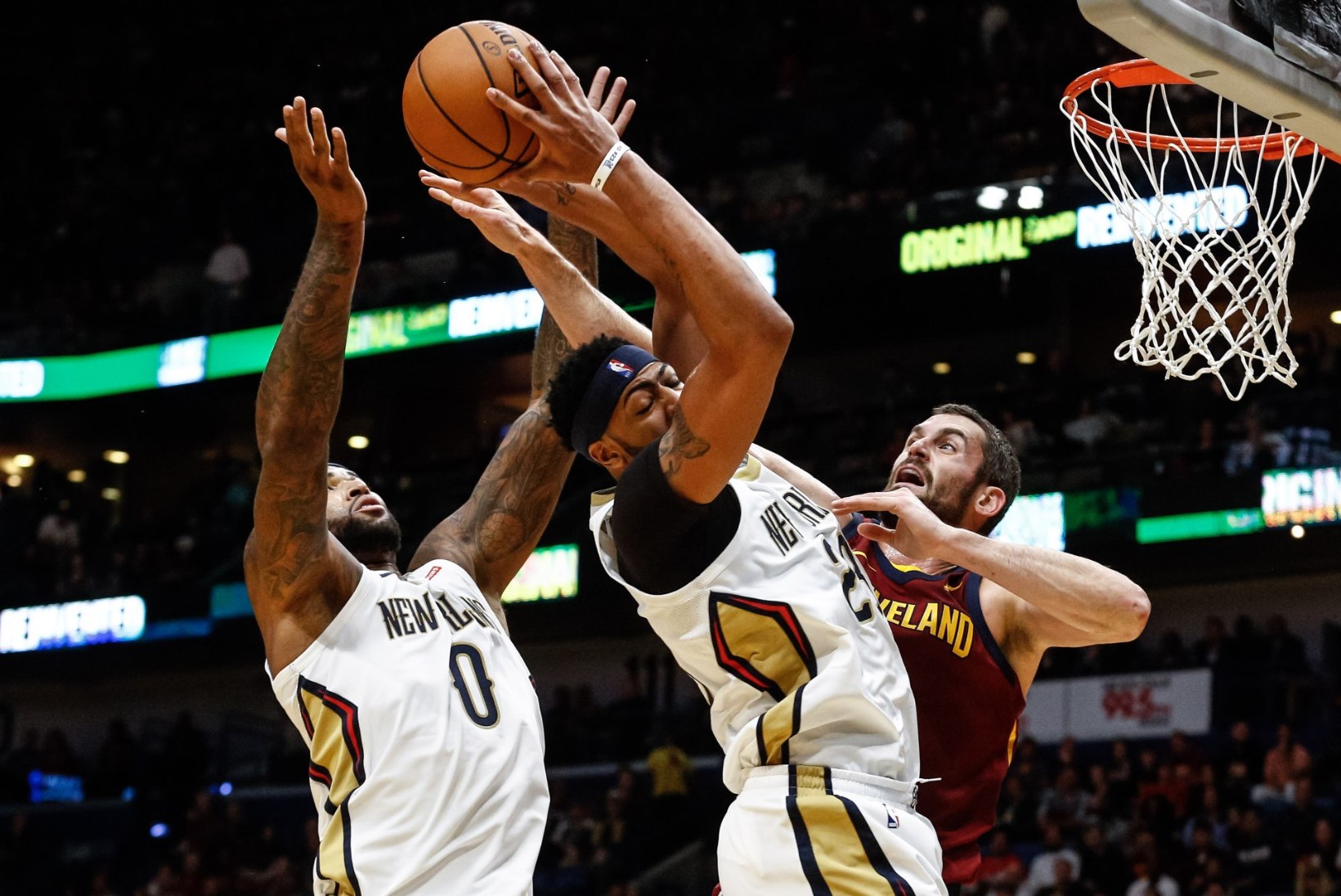 VIDEO | Pelicansi kaksiktornid panid LeBron Jamesi paika, üllatusmehed kukutasid Rocketsi