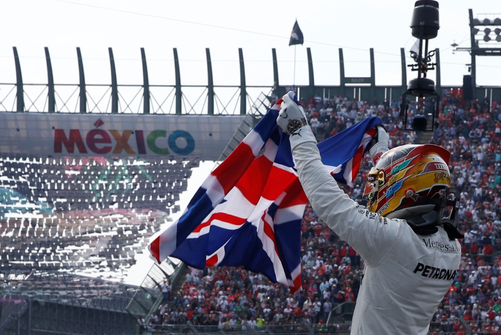 PALJU ÕNNE! Lewis Hamilton krooniti neljandat korda F1 maailmameistriks