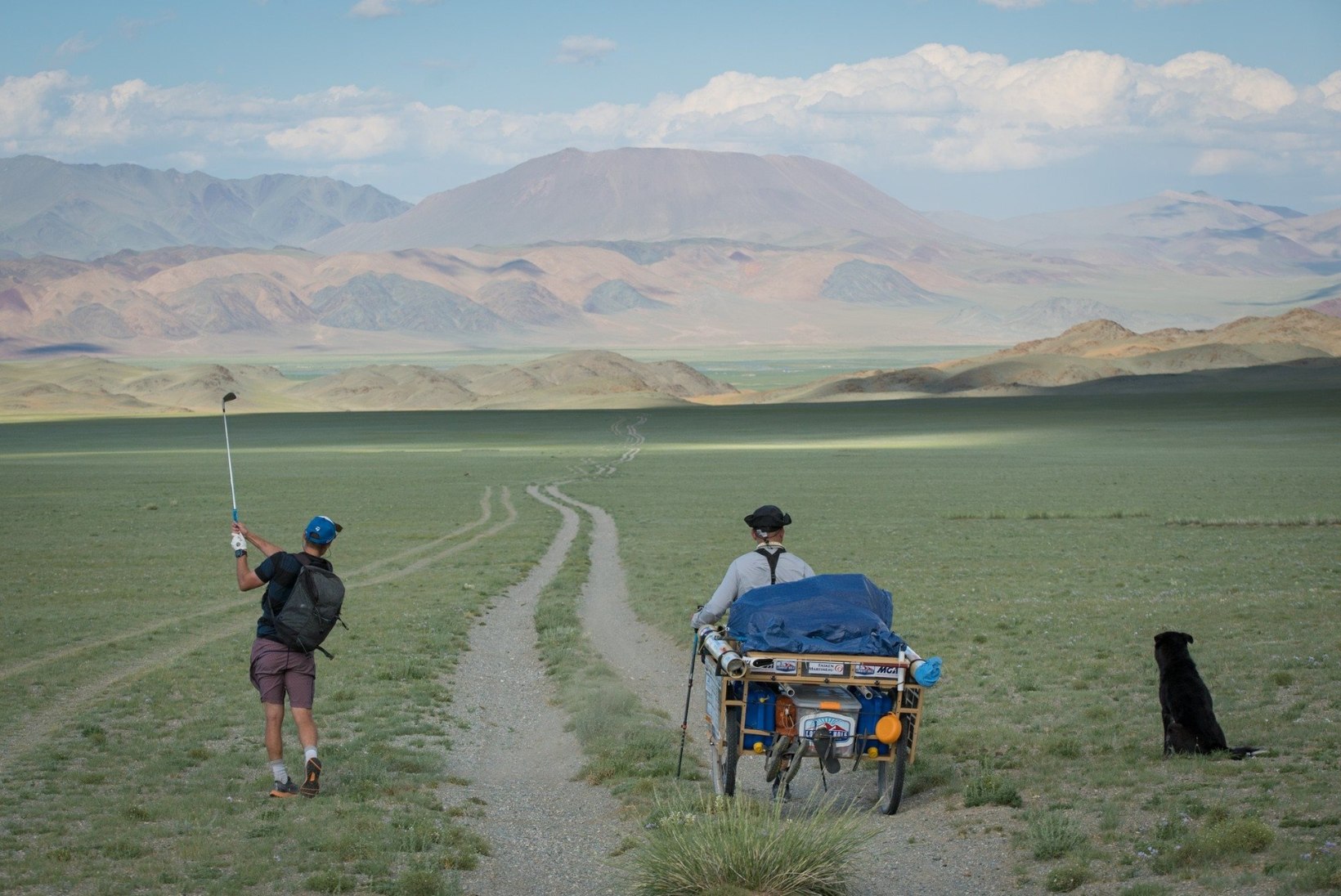 HULLUMEELNE: kaks endist ragbimängijat läbisid Mongoolia kõrbes 2000 km pikkuse golfiraja