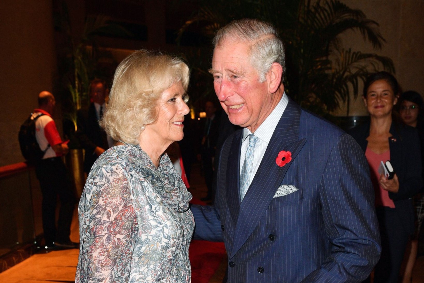HARULDANE KLÕPS: prints Charles suudles avalikkuse ees oma naist!