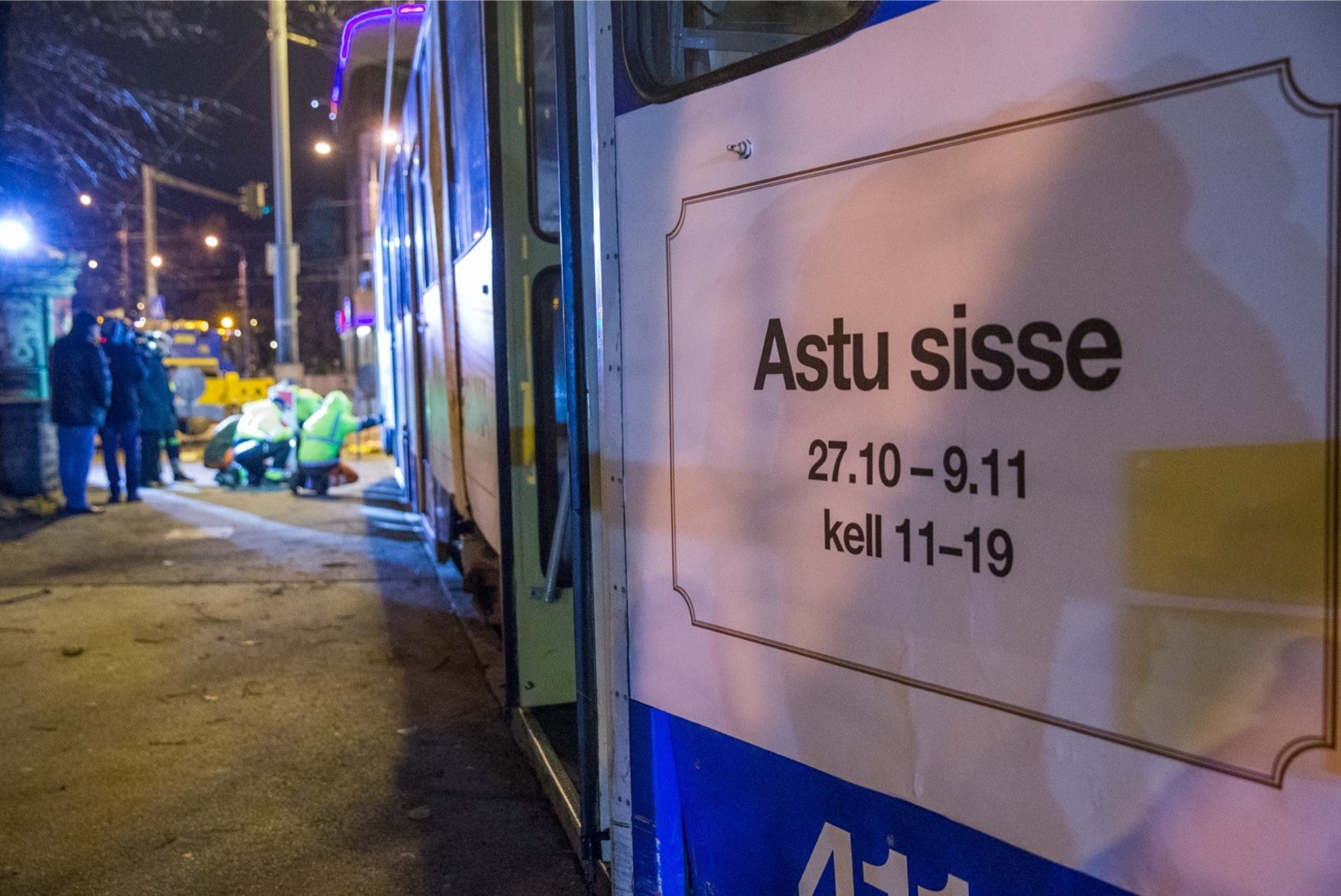 GALERII | Estonia kõrvale ehitati õhtuhämaruses trammitee koos trammiga